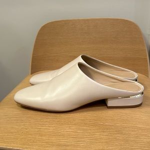 Pour La Victoire like new leather dress slides.